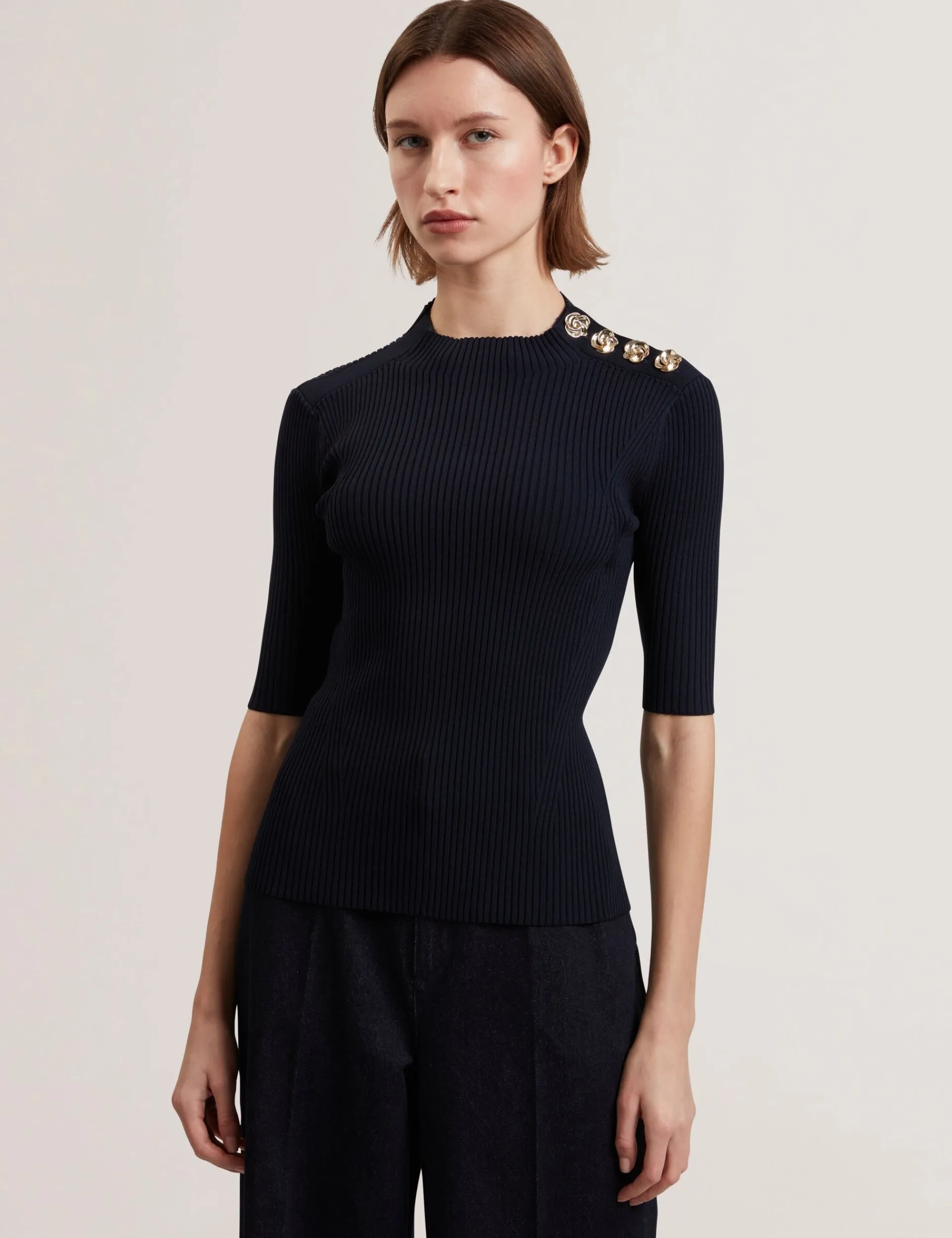 New Lobster Limited Oberteile & Blusen<Figurbetontes Stricktop mit Rosenknopfdetails