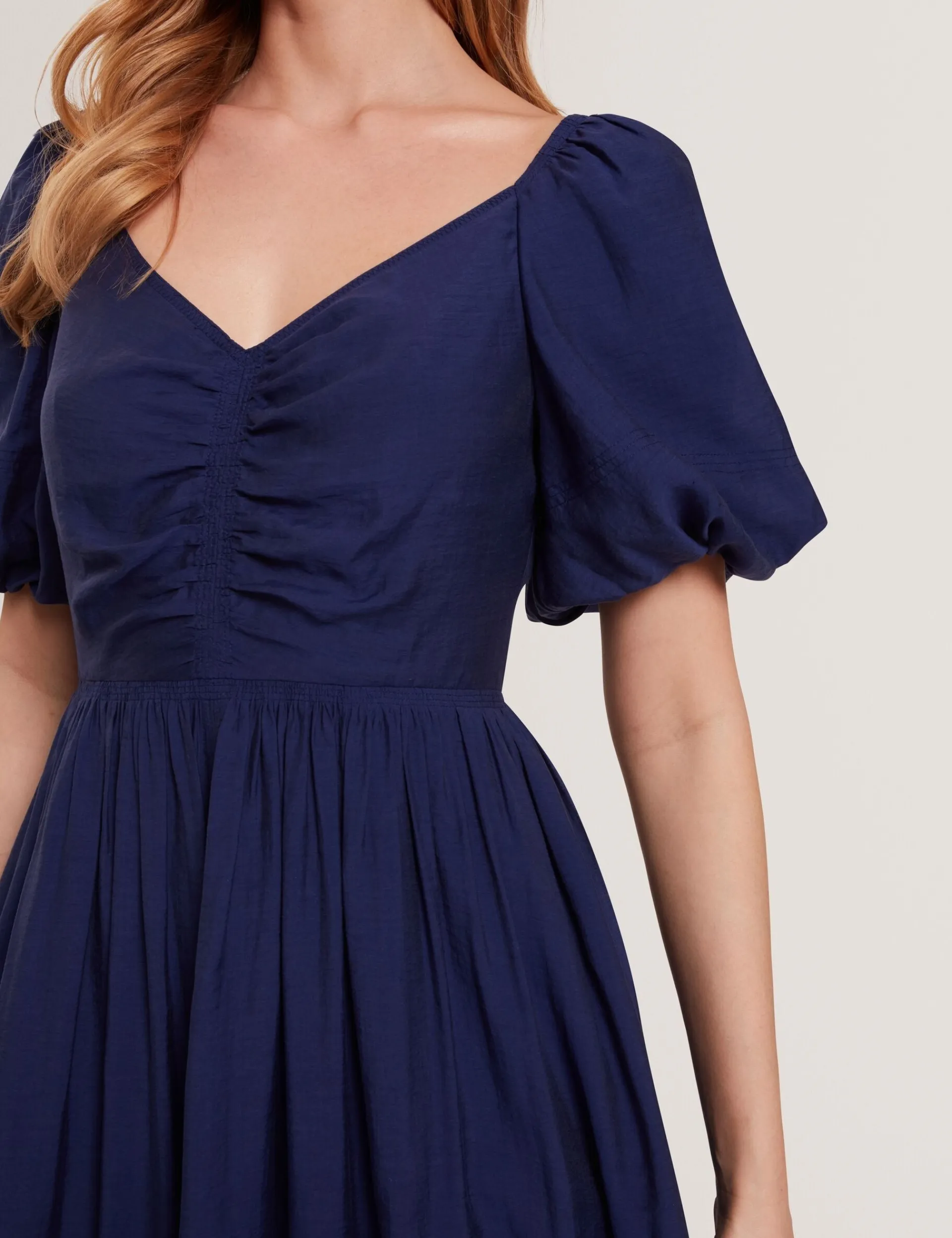 New Lobster Limited Kleider|Golden Hour<Midikleid mit Puffärmeln, Raffungen und V-Ausschnitt