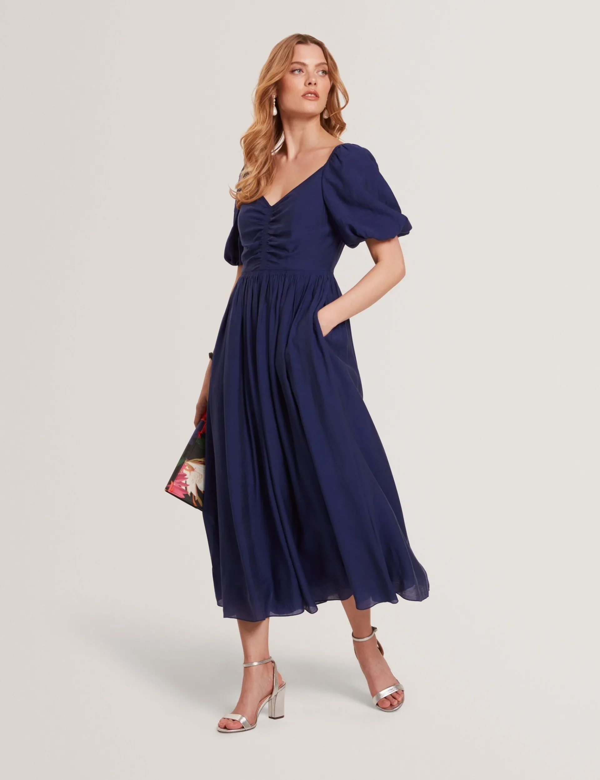 New Lobster Limited Kleider|Golden Hour<Midikleid mit Puffärmeln, Raffungen und V-Ausschnitt