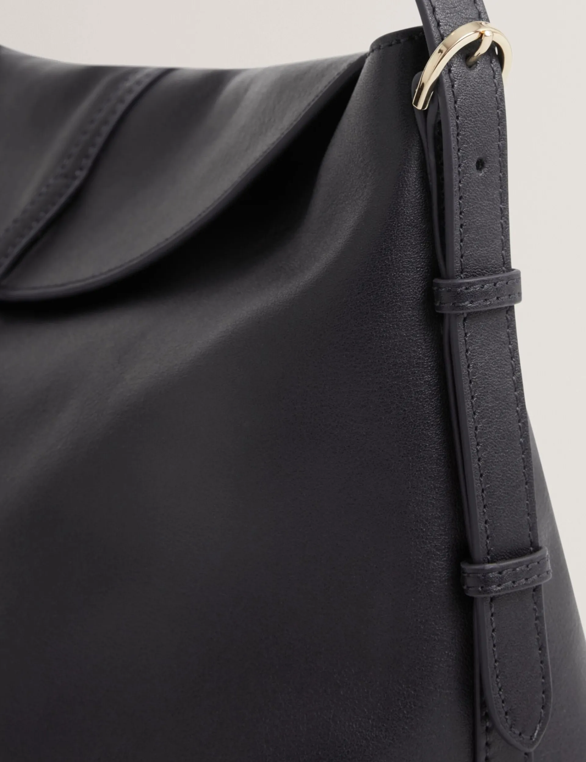 New Lobster Limited Schultertaschen|Luftiger Blues Bearbeiten<Schultertasche aus Leder mit Bar-Detail