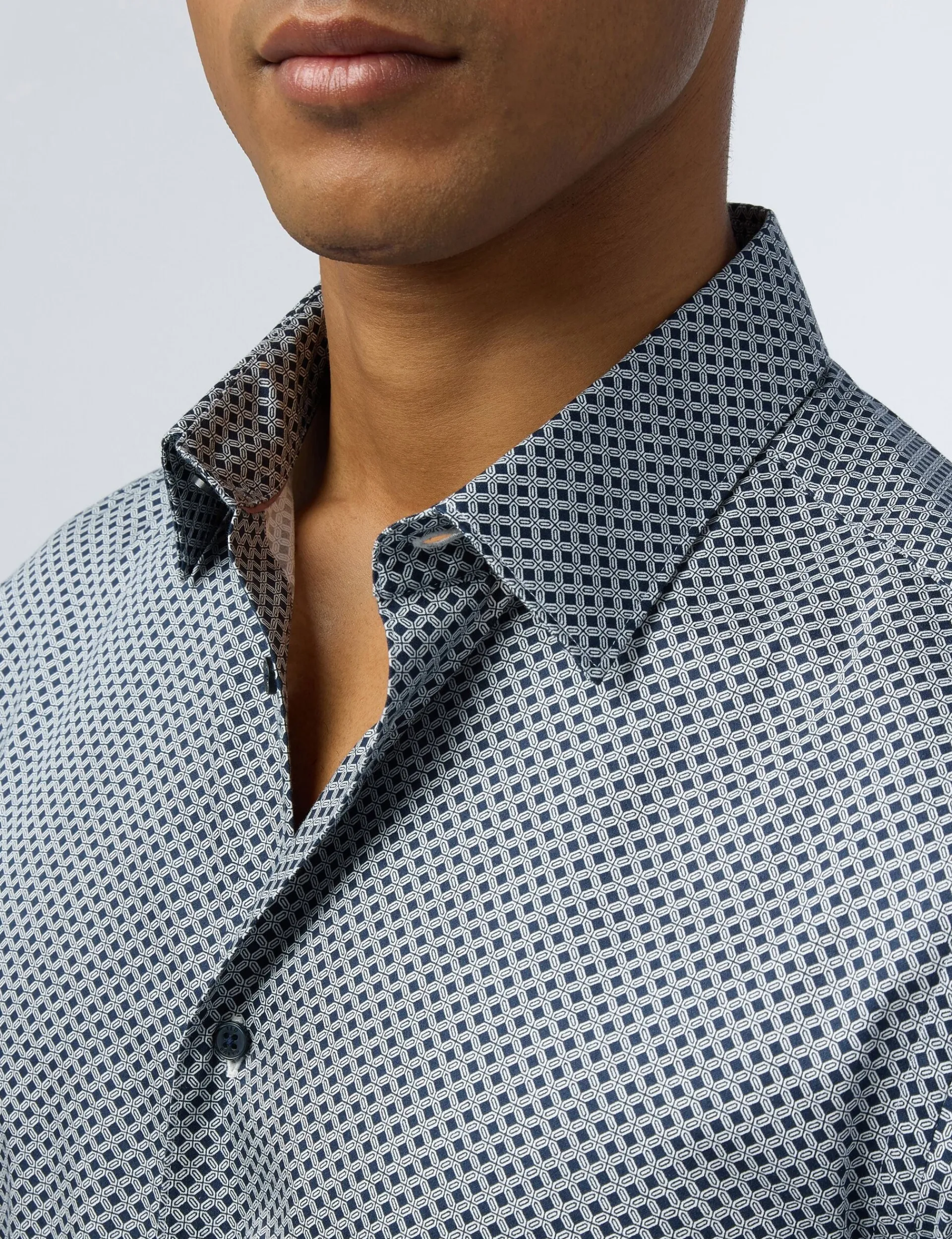 Licensee Baird Group Breezy Blues Bearbeiten|Shirts<Slim-Fit-Hemd aus Satin mit Geo-Fliesenmuster
