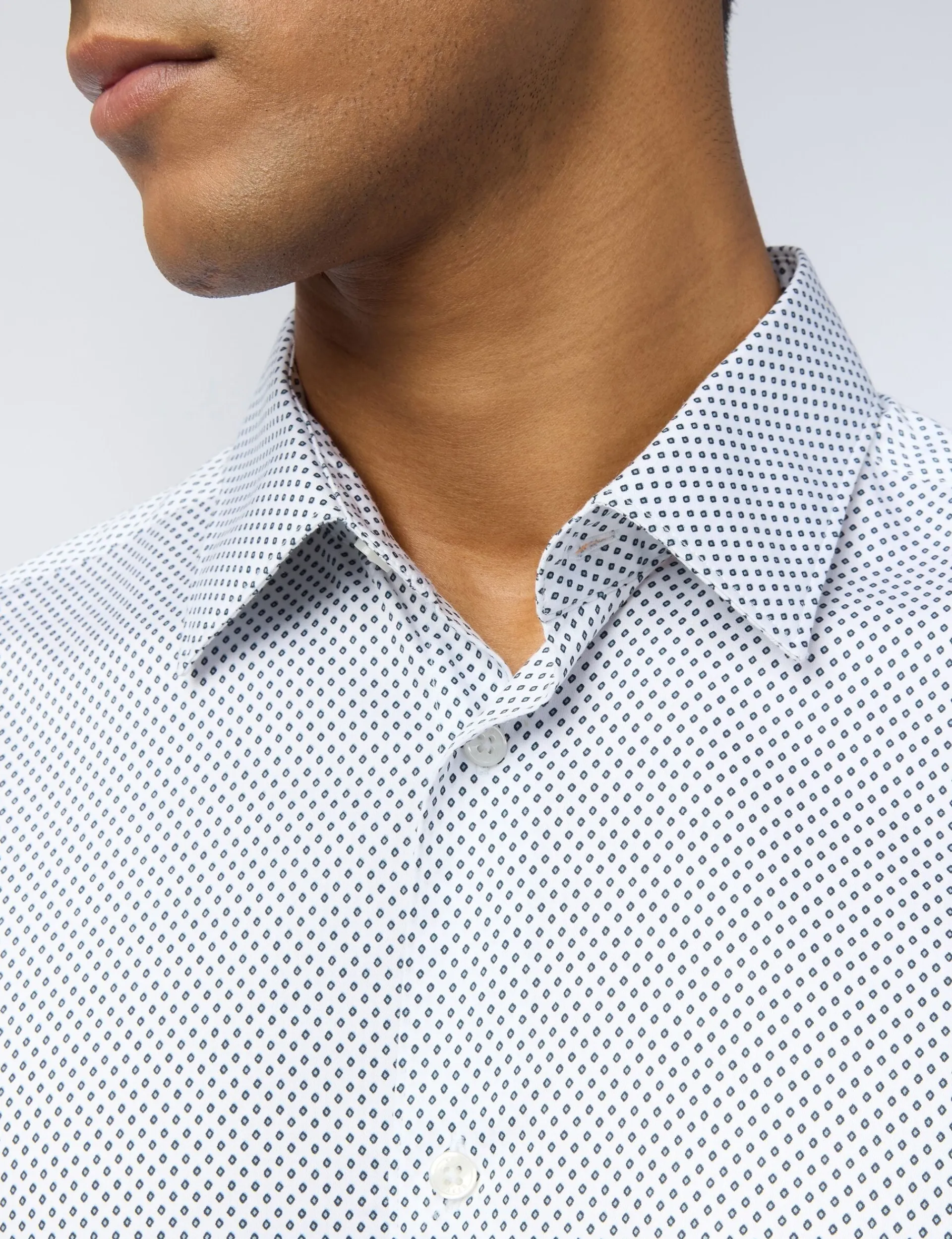 Licensee Baird Group Shirts|Arbeitskleidung<Slim-Fit-Hemd aus Satin mit Mikro-Diamant-Print