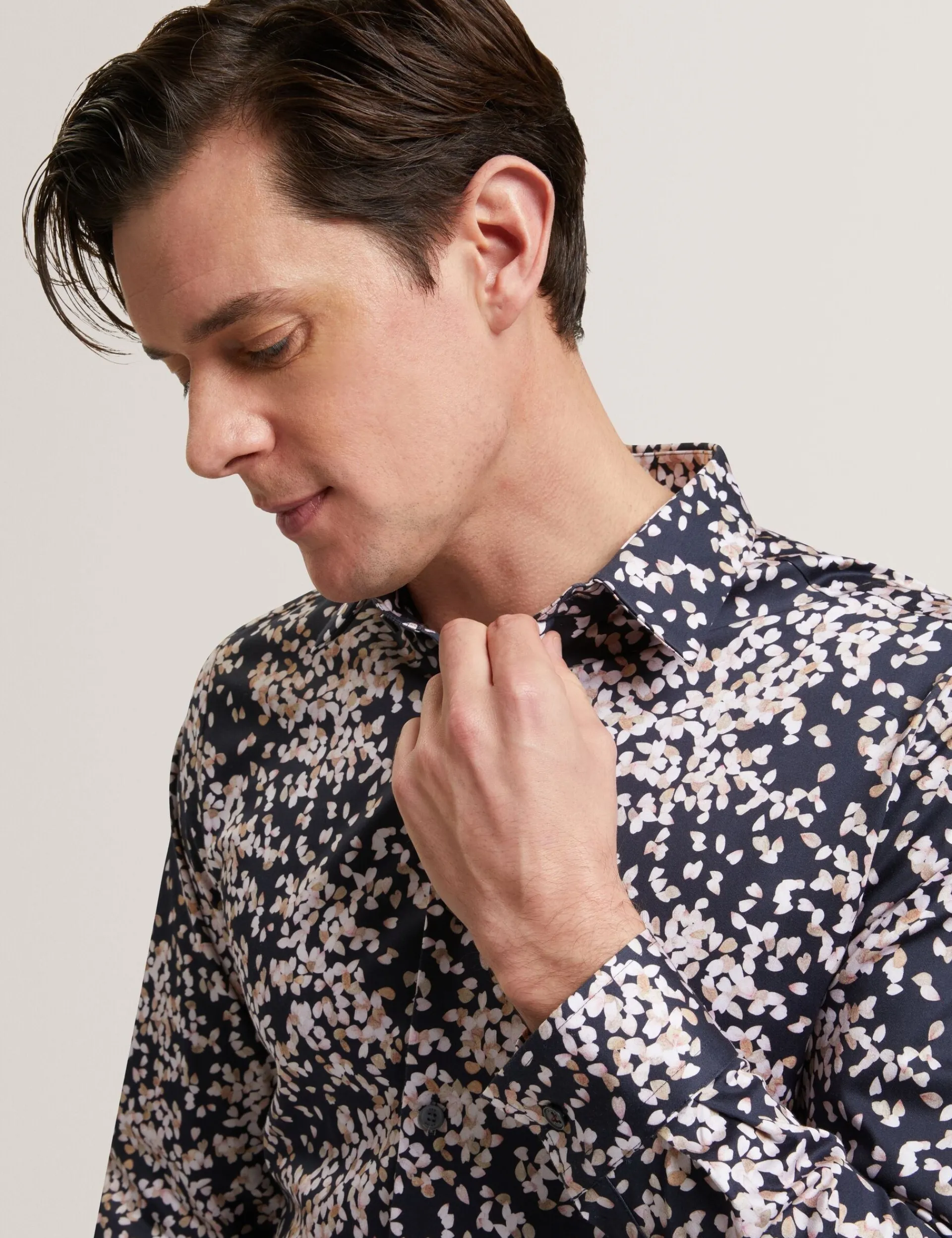 Herren New Lobster Limited Luxusgeschenke Für Herren|Breezy Blues Bearbeiten<Slim-Fit-Langarmhemd mit verstreuten Blütenblättern